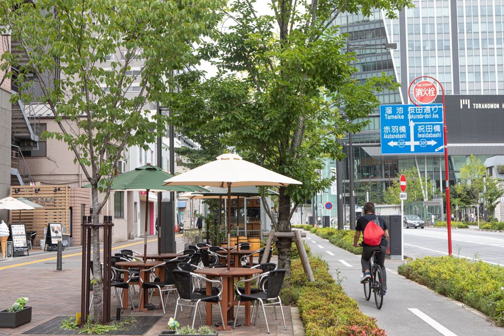 新虎通りの歩車分離の通路